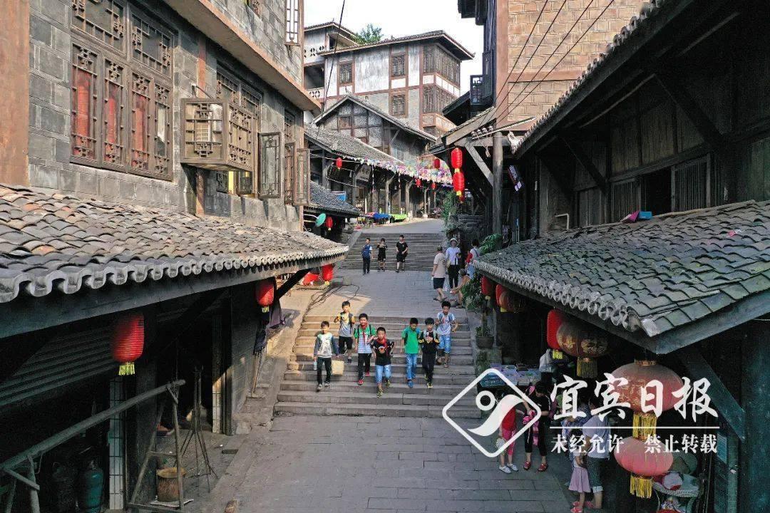 王鹤棣杂志封面尺度大引热议 一身休闲穿搭去医院